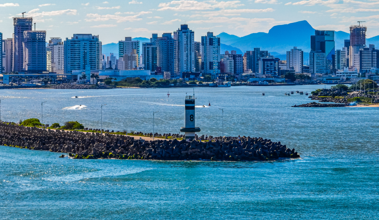 farol de itajai com a cidade ao fundo